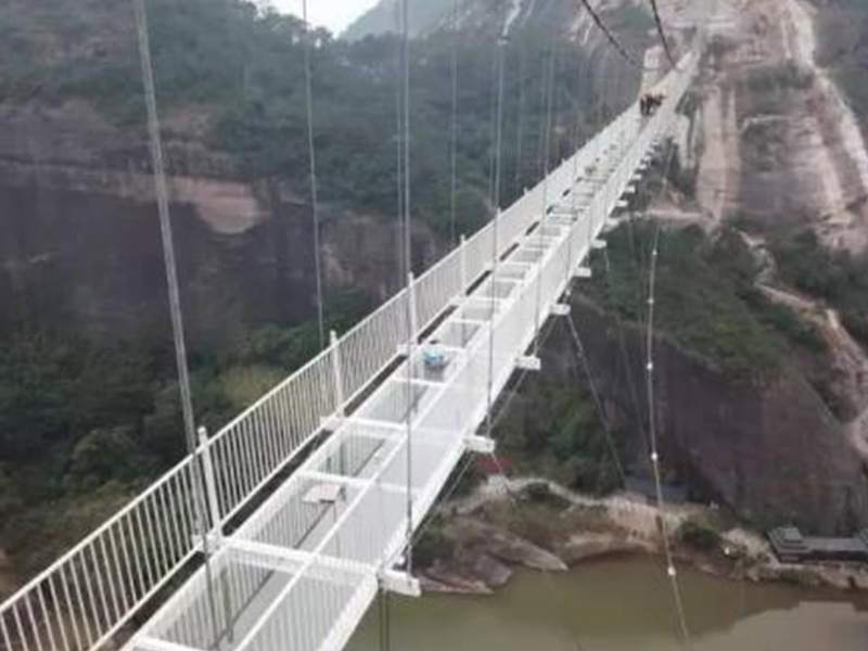 玻璃吊橋受到外國人質(zhì)疑，不遠萬里來砸橋，結(jié)局讓人很無奈